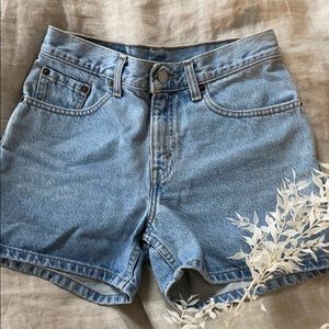 VINTAGE LEVIS SHORTS fits a size 24